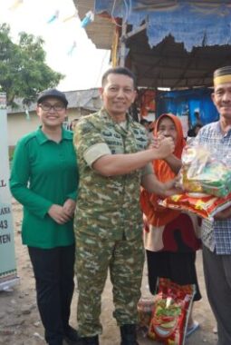 Persit KCK Koorcab Rem 043 PD XXI/Radin Inten Hadir Berbagi, Ringankan Beban Warga Sinar Laut