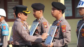 Kapolres Pesisir Barat Pimpin Upacara PTDH Tiga Personel, Tegaskan Penegakan Kode Etik Polri