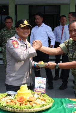 Polres Pesisir Barat Beri Kejutan HUT ke-81 TNI, Perkuat Soliditas TNI-Polri