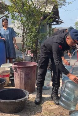 Bantu Atasi Krisis Air Bersih, Brimob Polda Lampung Salurkan 5.000 Liter Air Bersih ke Warga