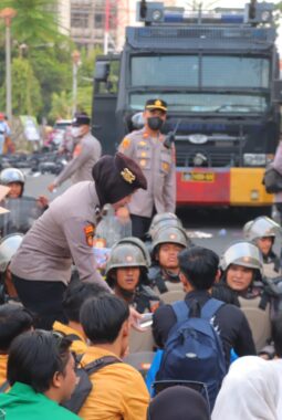 Humanis di Tengah Aksi Unjuk Rasa, Polwan Polda Lampung Bagikan Air Minum kepada Demonstran