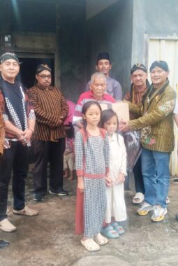 Peringati Hari Sumpah Pemuda ke-98, Pujakesuma Lampung Barat Salurkan Bantuan untuk Korban Kebakaran di Bahway